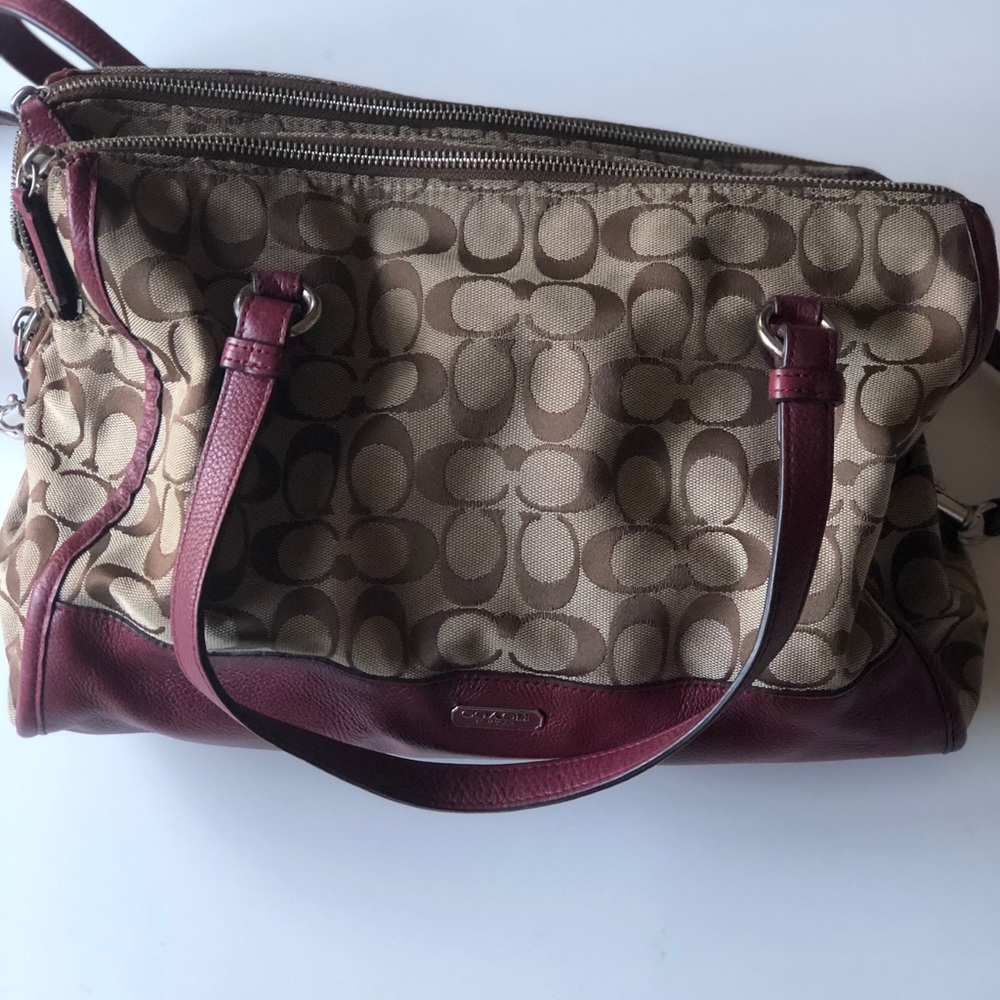 COACH. Tan and burgundy three pocket purse.